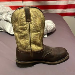 Selling Justin Boots size 10 barley worn